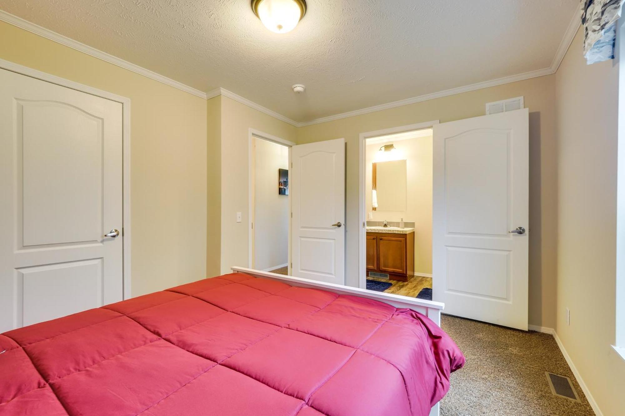 Family Home In Rapid City About 4 Mi To Torch Lake! Ngoại thất bức ảnh