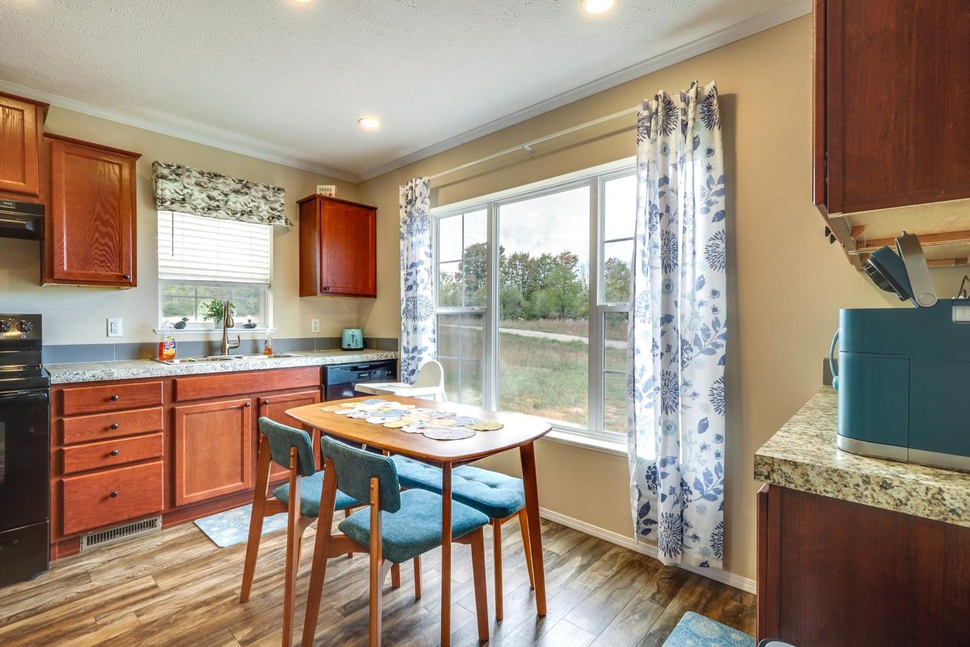 Family Home In Rapid City About 4 Mi To Torch Lake! Ngoại thất bức ảnh