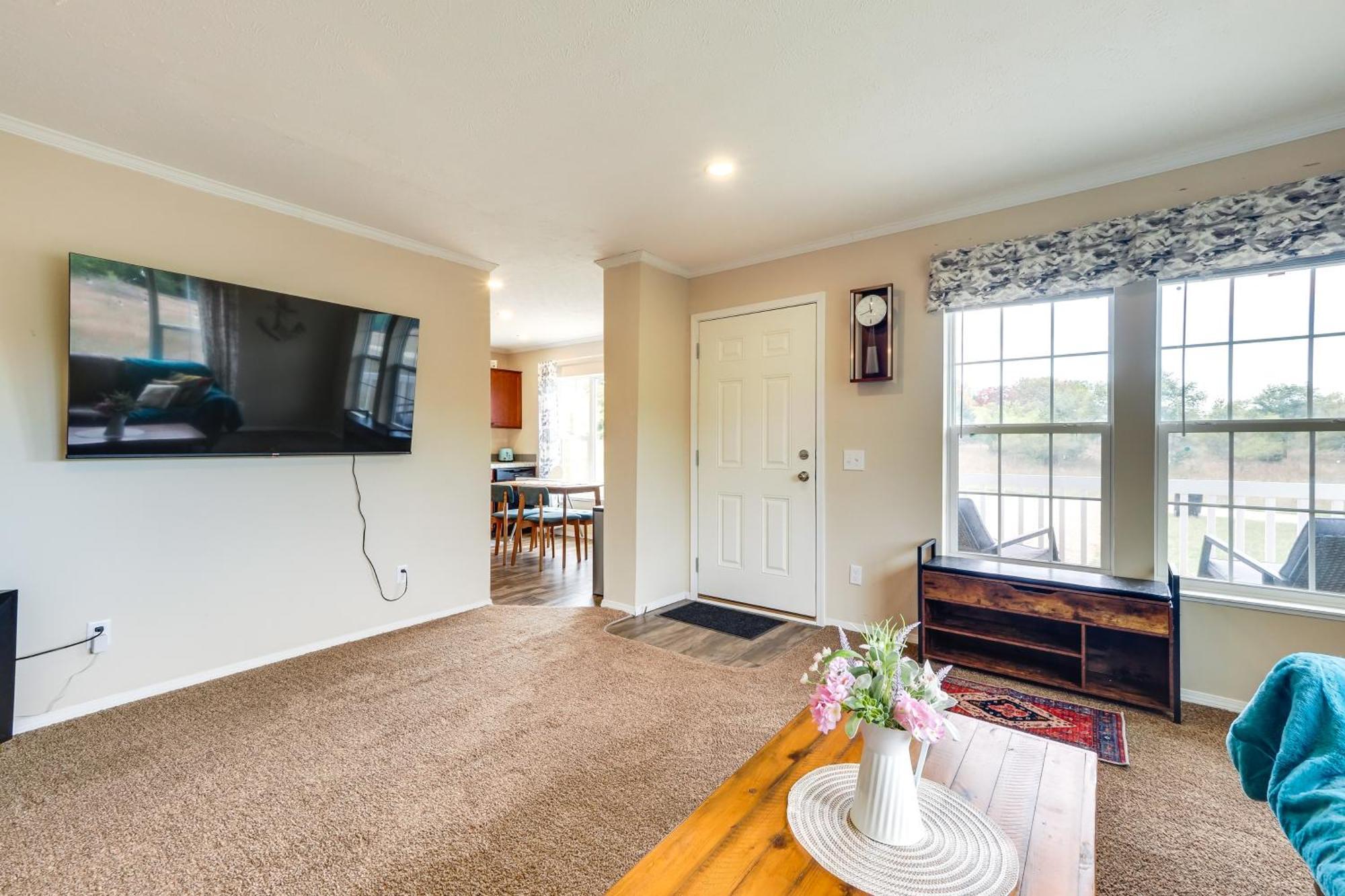 Family Home In Rapid City About 4 Mi To Torch Lake! Ngoại thất bức ảnh